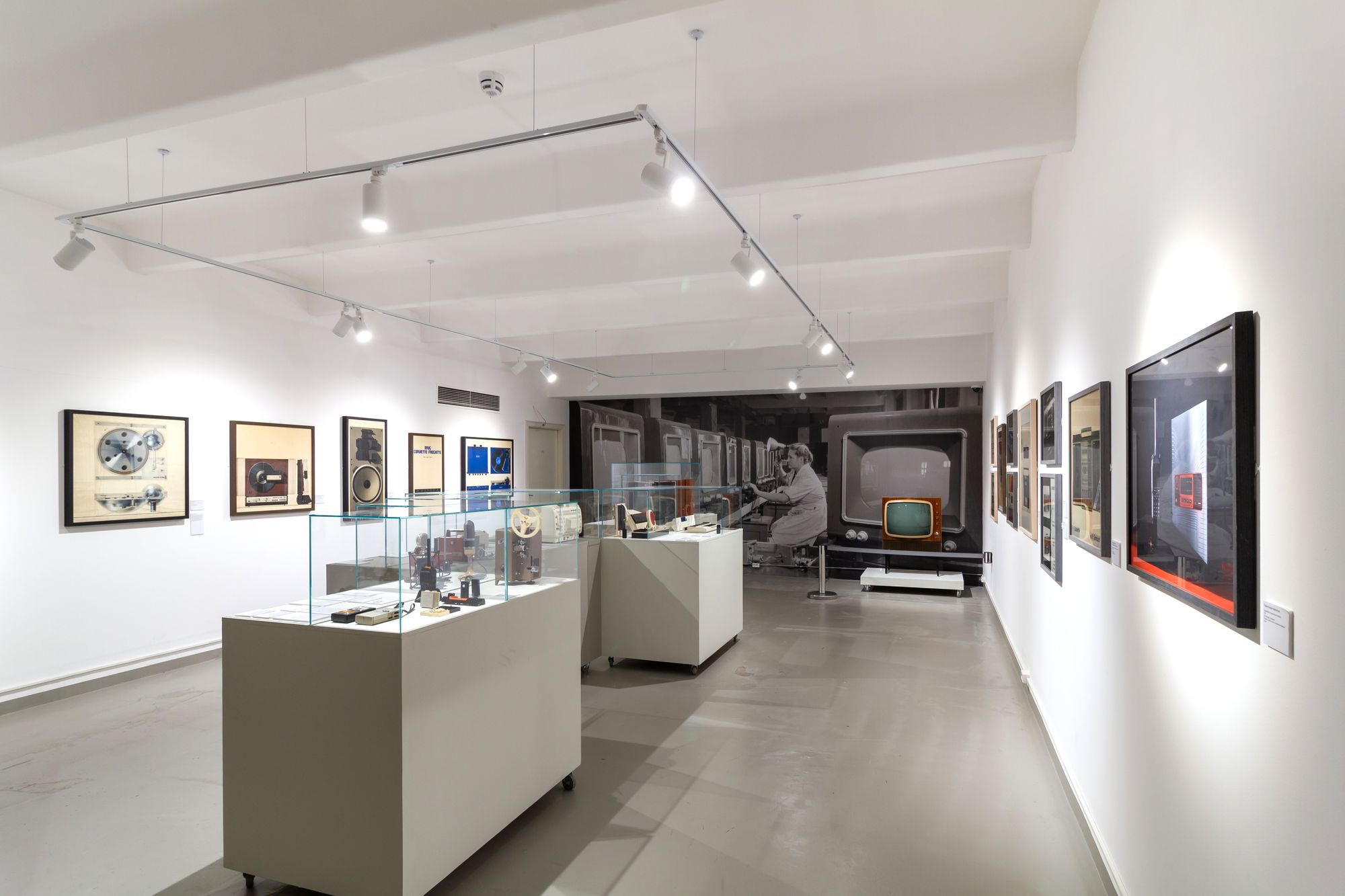 Подсветка в музее. Светильники для выставочных залов. Интерьер современного музея. Подсветка в музее. Музейная подсветка.